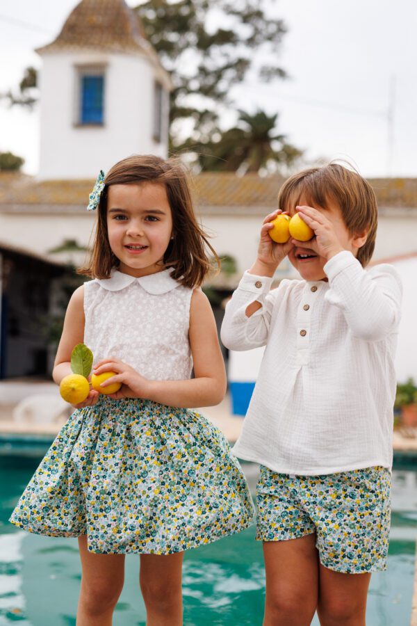 Hermanos igual vestidos verano